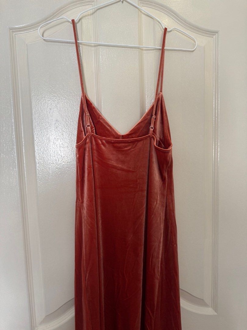 Forever 21 Velvet Dress - Medium (Category: Dresses) located in Cavite. Submitted by cielinesid (Listing ID 1407313058, Image 2). Description: - Forever 21 dress - Color: Terracotta - Size: Medium - Features: V-neck, spaghetti straps, side slit - Material: Velvet.
