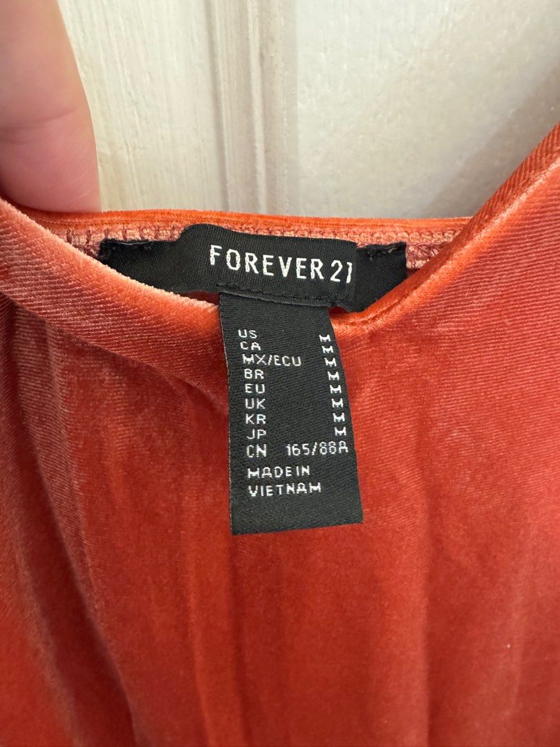 Forever 21 Velvet Dress - Medium (Category: Dresses) located in Cavite. Submitted by cielinesid (Listing ID 1407313058, Image 3). Description: - Forever 21 dress - Color: Terracotta - Size: Medium - Features: V-neck, spaghetti straps, side slit - Material: Velvet.