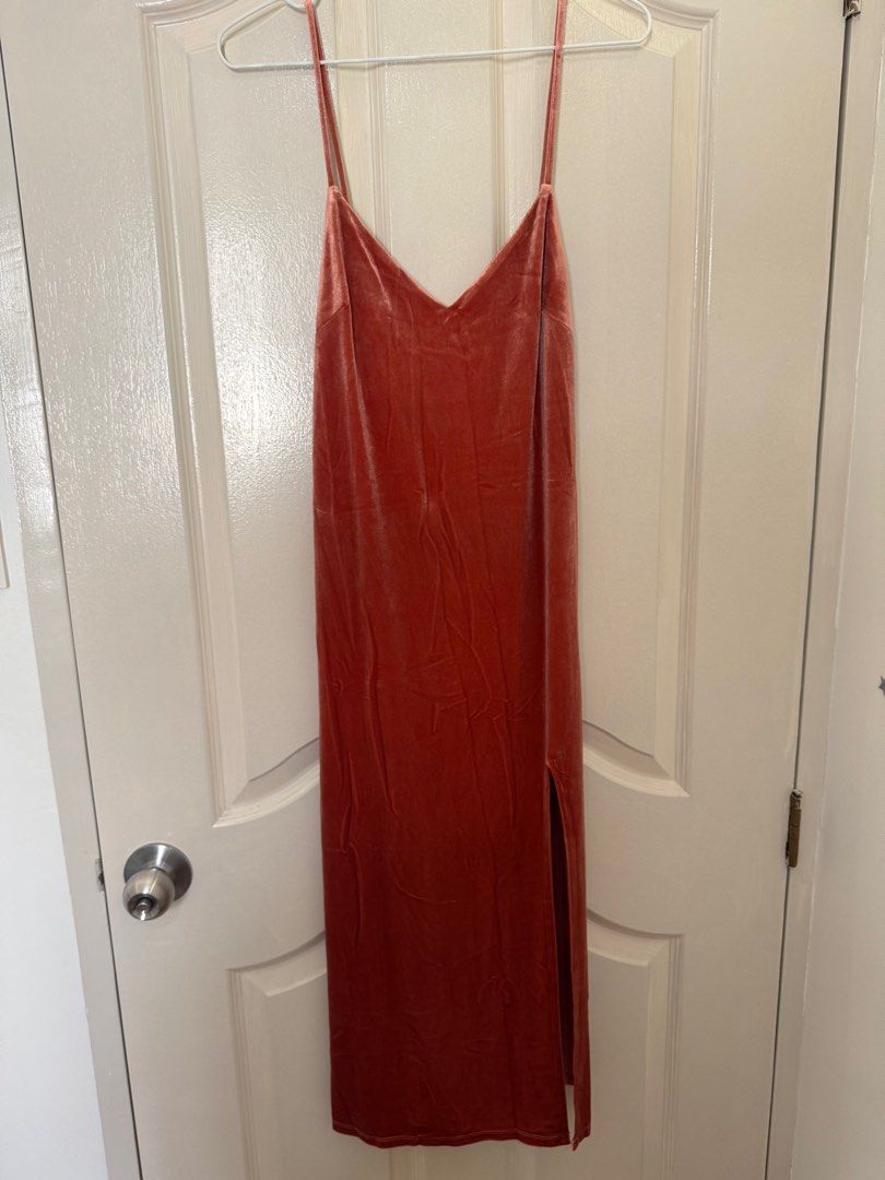 Forever 21 Velvet Dress - Medium (Category: Dresses) located in Cavite. Submitted by cielinesid (Listing ID 1407313058, Image 1). Description: - Forever 21 dress - Color: Terracotta - Size: Medium - Features: V-neck, spaghetti straps, side slit - Material: Velvet.