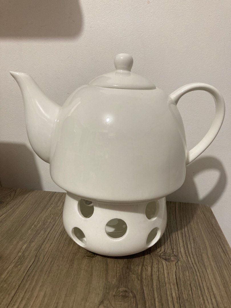 Gourdo's White Teapot with Warmer (Category: Coffee & Tea Tableware) located in Pasig City. Submitted by pixiedust78 (Listing ID 1407359660, Image 2). Description: Porcelain Tea Pot with Warmer 1100mL Inclusions: 1 porcelain tea pot 1 porcelain warmer 5 pcs tea light candles Brand: Gourdo’s .