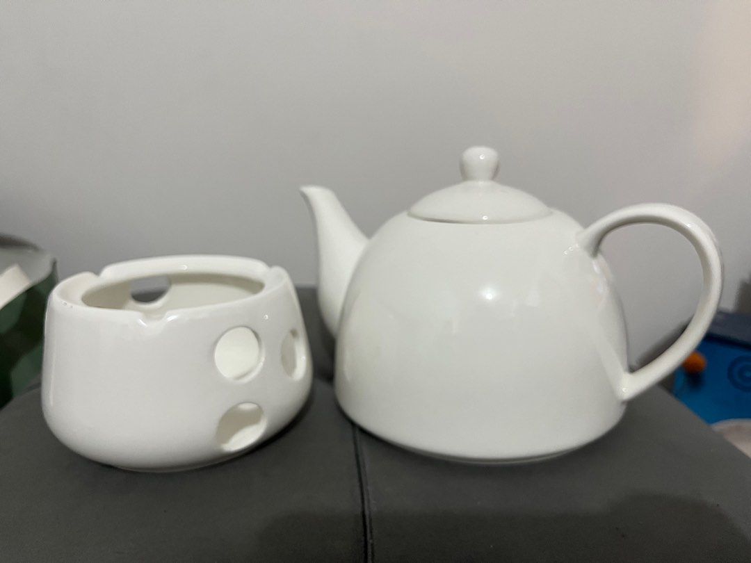 Gourdo's White Teapot with Warmer (Category: Coffee & Tea Tableware) located in Pasig City. Submitted by pixiedust78 (Listing ID 1407359660, Image 3). Description: Porcelain Tea Pot with Warmer 1100mL Inclusions: 1 porcelain tea pot 1 porcelain warmer 5 pcs tea light candles Brand: Gourdo’s .