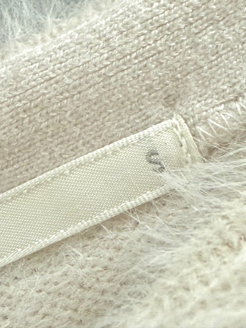 GU Fluffy Sweater - Size S (Category: Longsleeves) located in Quezon City. Submitted by projectalexa (Listing ID 1407256765, Image 3). Description: - GU fluffy sweater - Size S - Light beige color - Boat neck design - Made of polyester, nylon, and rayon - Soft and cozy - Perfect for layering Price: Php 850 Like New (Used twice) Rfs: Decluttering Sf c/o buyer (via j&t).