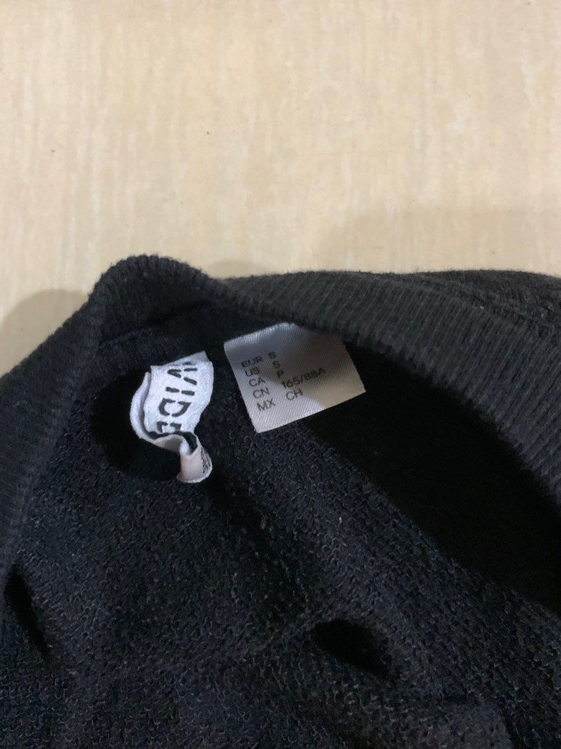 H&M black sweater (Category: Longsleeves) located in Manila. Submitted by shop.nanaman (Listing ID 1407364471, Image 2). Description: eur s / us s.