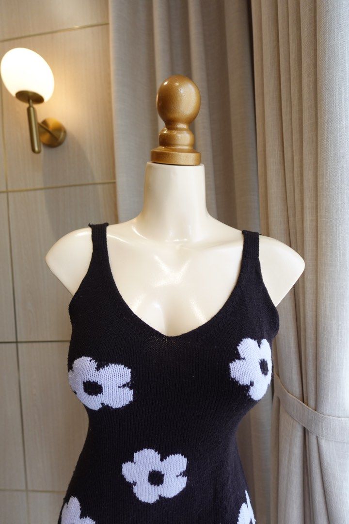 H&M Dress (Category: Dresses) located in Cabanatuan. Submitted by riveraaly (Listing ID 1407249676, Image 2). Description: H&M Black knitted dress with lavander flowers Wore this for Olivia Rodriguez’ concert Really nice in person! Decluttering.