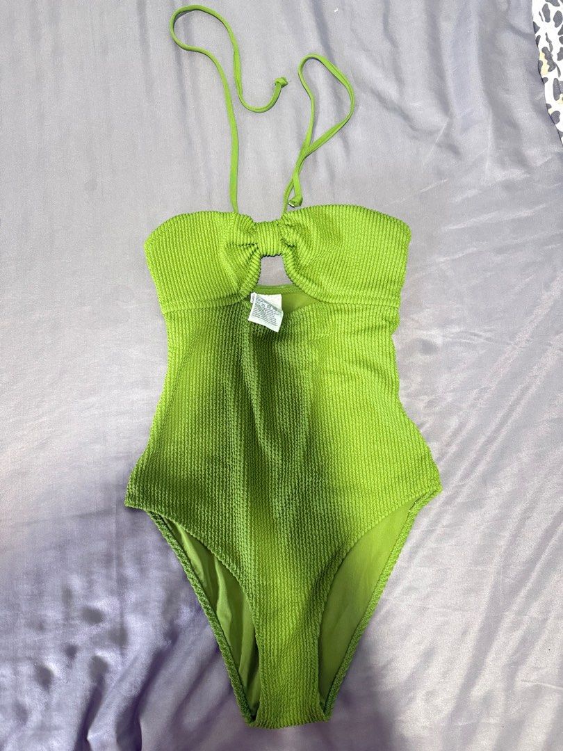 H&M one-piece swimsuit (Category: Bikinis & Swimsuits) located in Caloocan City. Submitted by _shellly (Listing ID 1407343932, Image 2). Description: Used only once. Bought for Php 1,499..