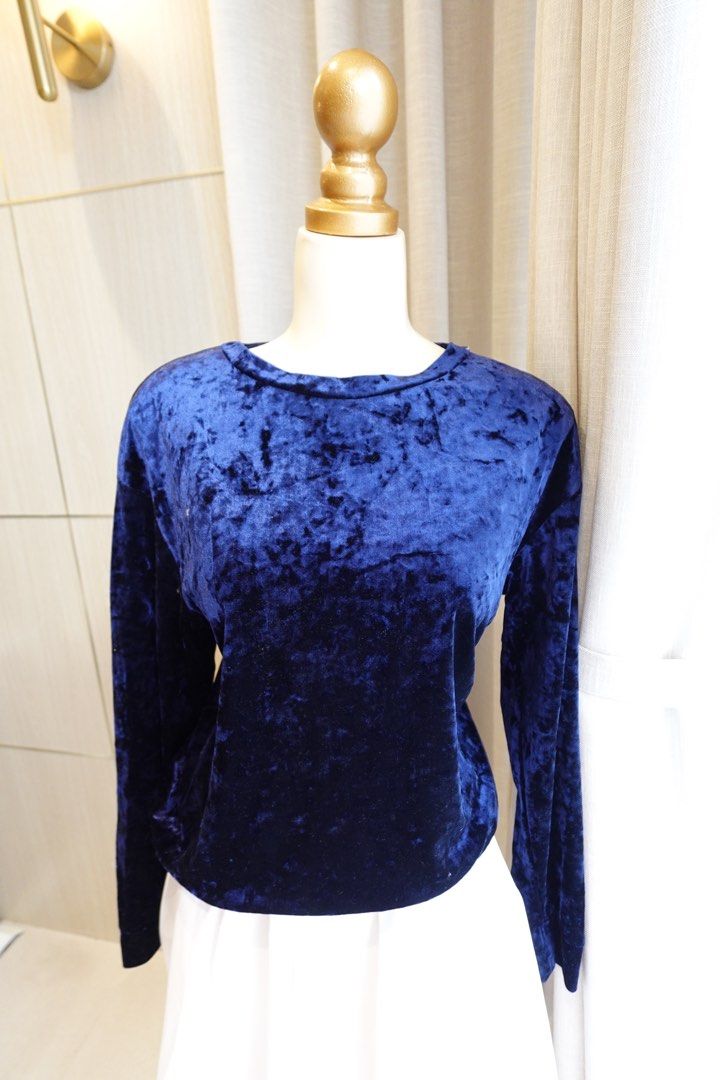 H&M Velvet Sweater (Category: Coats, Jackets and Outerwear) located in Cabanatuan. Submitted by riveraaly (Listing ID 1407253400, Image 2). Description: H&M Velvet Sweater Royal blue color So nice! Oversized fit.