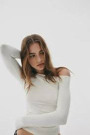 H&m white longsleeve (Category: Blouses) located in Quezon City. Submitted by classythreads (Listing ID 1407300596, Image 1). Description: .