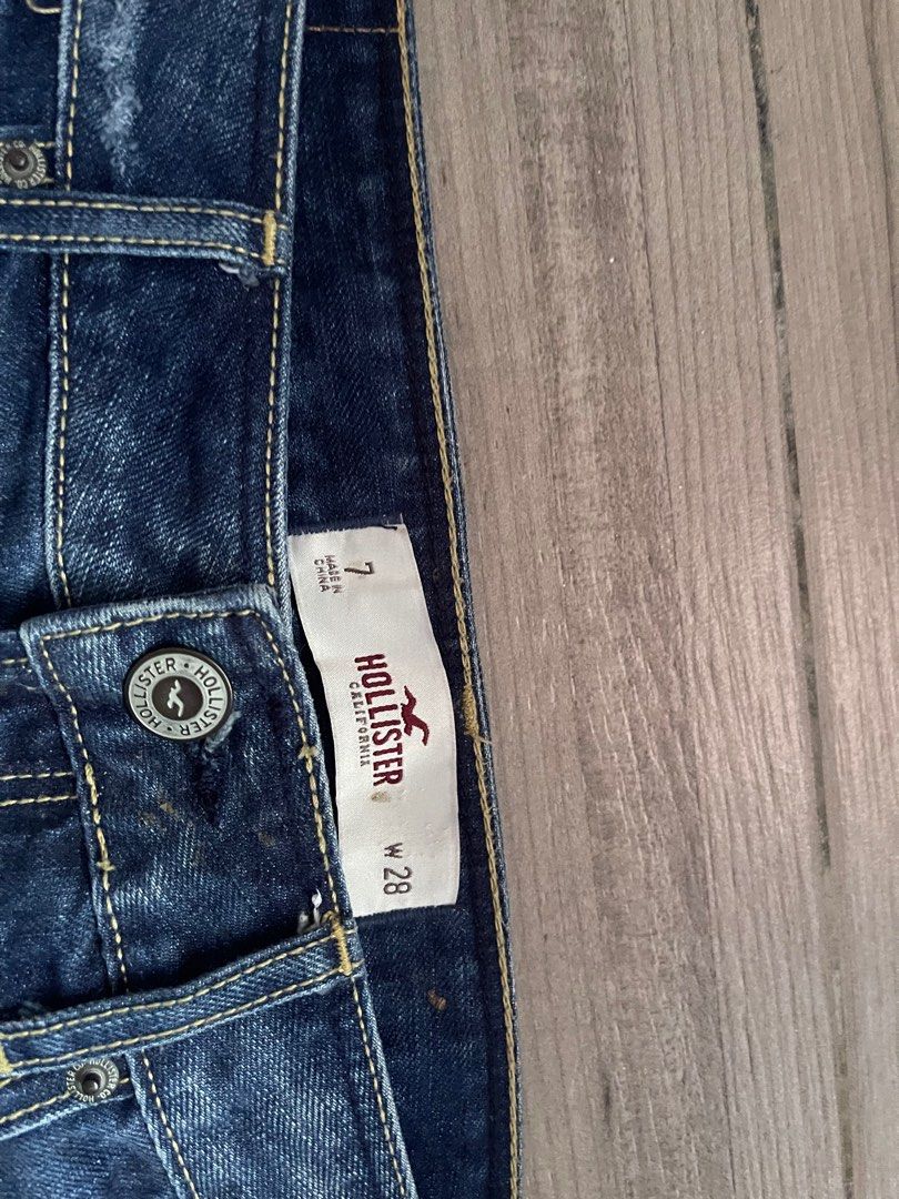 Hollister Mini Denim Skirt (Category: Skirts) located in Daraga. Submitted by oniomaniaa (Listing ID 1407230768, Image 3). Description: - Hollister denim skirt - Size 7, waist 28 - Distressed design - Button and zipper closure - Front and back pockets - Hollister logo detail - Versatile for casual outfits.