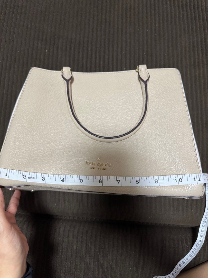 Kate Spade Leather Handbag (Category: Luxury Bags & Wallets) located in Quezon City. Submitted by everyuniverse (Listing ID 1407212186, Image 1). Description: Authentic 💯 Kate Spade ♠️ Good as new! Many pockets and zipper, super trendy. Rarely used almost brand new 🩷.