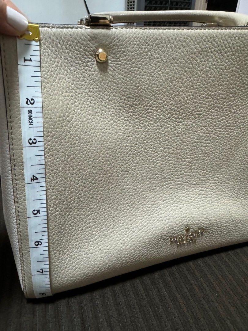 Kate Spade Leather Handbag (Category: Luxury Bags & Wallets) located in Quezon City. Submitted by everyuniverse (Listing ID 1407212186, Image 2). Description: Authentic 💯 Kate Spade ♠️ Good as new! Many pockets and zipper, super trendy. Rarely used almost brand new 🩷.