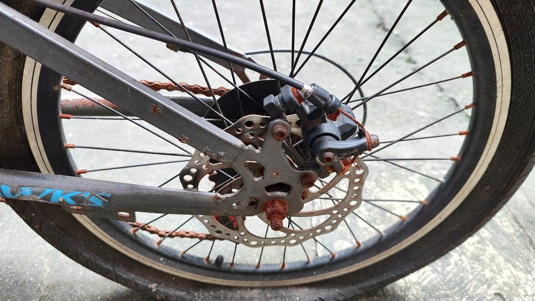 Kiddie Mountain Bike (Category: Bicycles) located in Taguig. Submitted by smartoption (Listing ID 1407217570, Image 2). Description: S aglit lang nagamit at kinalawang na ang ibang mga parts habang naka stock. kayo na bahala mag lubricate. - Mountain bike with disc brakes and suspension fork - Stylish gray frame - Eye-catching pink and black seat - Handlebars with shifters - Chain shows some rust.