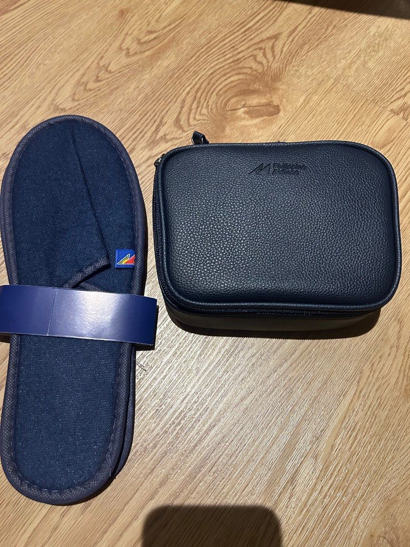 L’occitane PAL Business Class Pouch (Category: Body Care) located in Manila. Submitted by chiccorner (Listing ID 1407346734, Image 1). Description: L’occitane Business Class Pouch with Slippers Includes Comb/Brush Socks L’occitane lip balm 4ml L’occitane Light comforting cream 5ml L’occitanr Hand Cream 10ml Refreshing cloth Toothbrush and toothpaste .