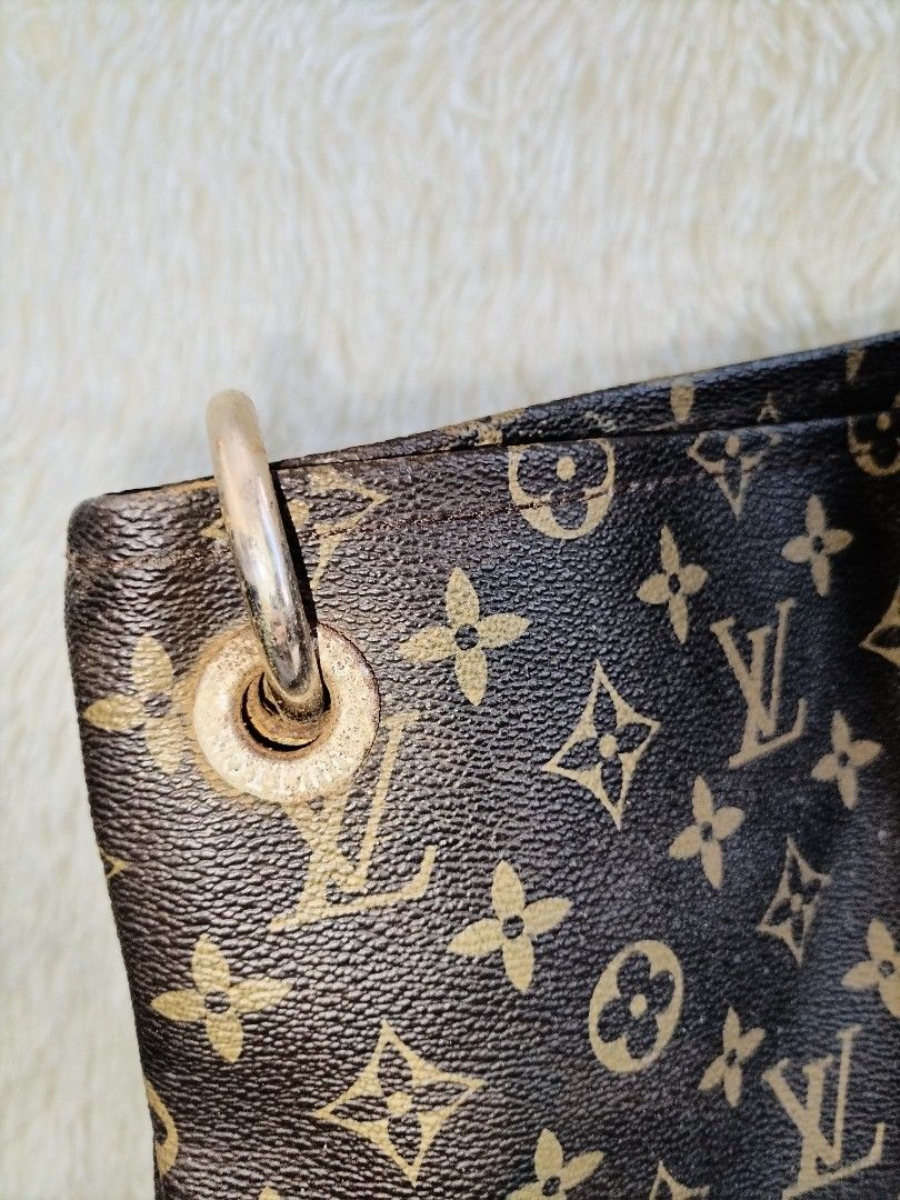 Louis Vuitton Monogram Canvas Handbag shoulder/hobo bag (Category: Luxury Bags & Wallets) located in Davao. Submitted by cosmicforest_950ad8 (Listing ID 1407328439, Image 3). Description: Louis Vuitton -Not og -Minimal sign of use may parang nakulayan sira yung zipper pocket sa loob ng bag Snap button tarnish metal hardware No cancellations Manage ur expectation since its preloved/secondhand Payment first policy no COD (IWAS SCAM) J&T.