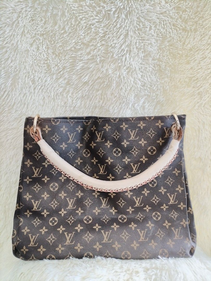 Louis Vuitton Monogram Canvas Handbag shoulder/hobo bag (Category: Luxury Bags & Wallets) located in Davao. Submitted by cosmicforest_950ad8 (Listing ID 1407328439, Image 2). Description: Louis Vuitton -Not og -Minimal sign of use may parang nakulayan sira yung zipper pocket sa loob ng bag Snap button tarnish metal hardware No cancellations Manage ur expectation since its preloved/secondhand Payment first policy no COD (IWAS SCAM) J&T.