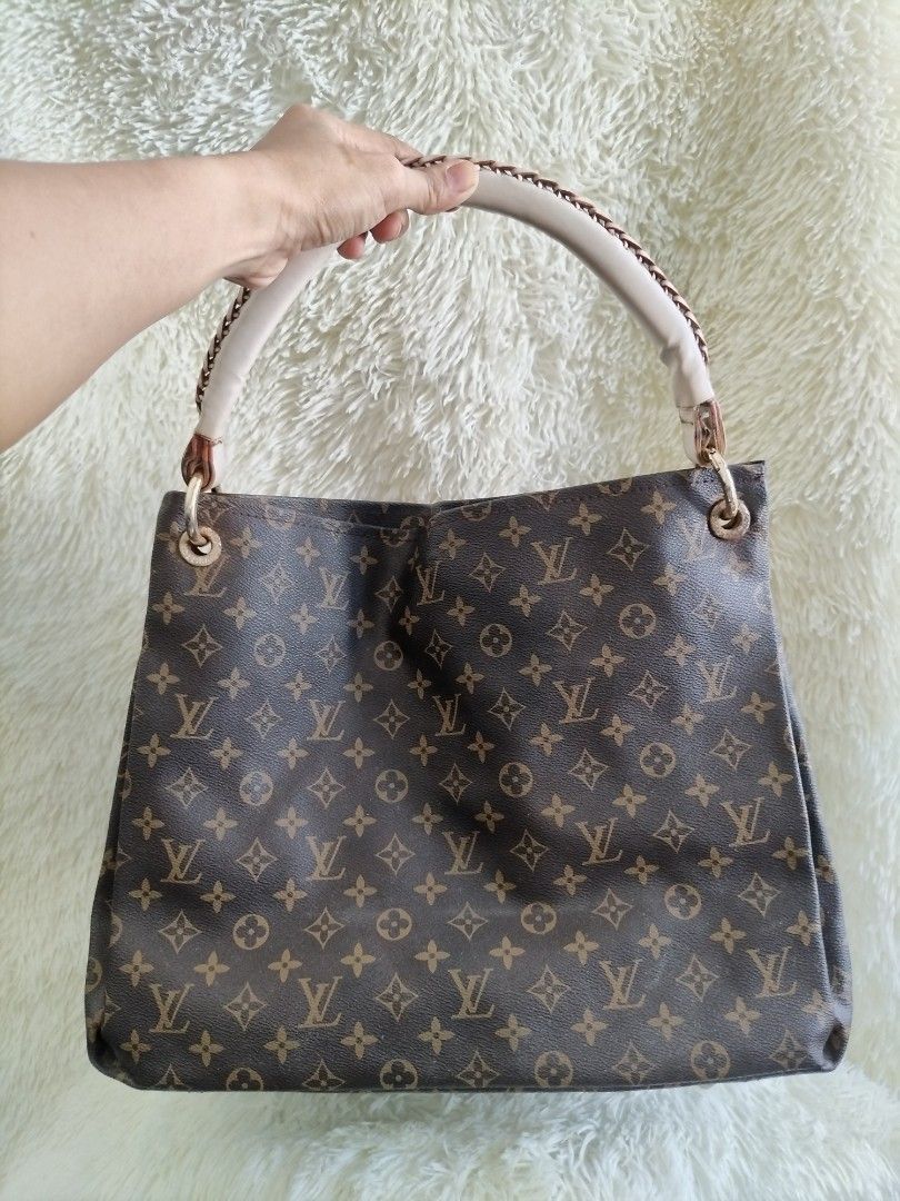 Louis Vuitton Monogram Canvas Handbag shoulder/hobo bag (Category: Luxury Bags & Wallets) located in Davao. Submitted by cosmicforest_950ad8 (Listing ID 1407328439, Image 1). Description: Louis Vuitton -Not og -Minimal sign of use may parang nakulayan sira yung zipper pocket sa loob ng bag Snap button tarnish metal hardware No cancellations Manage ur expectation since its preloved/secondhand Payment first policy no COD (IWAS SCAM) J&T.