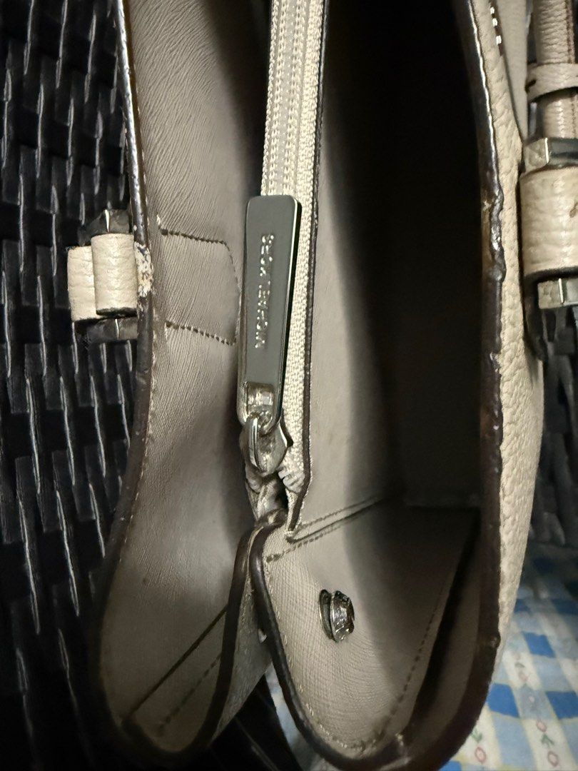 Michael Kors Bag (Category: Luxury Bags & Wallets) located in Manila. Submitted by pickstuff (Listing ID 1407192419, Image 3). Description: - Michael Kors handbag - Structured design - Top handles - Rectangular shape - Neutral color - Features padlock detail - Michael Kors logo visible - Textured material - Suitable for everyday use.