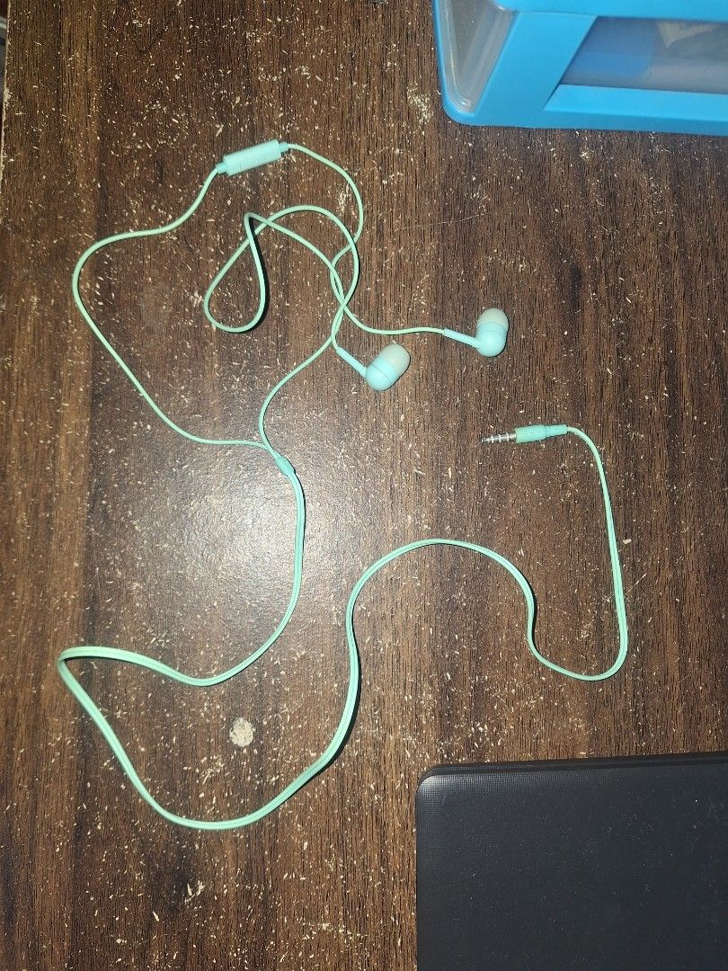 Miniso Capsule Earphones (Category: Earphones) located in Santo Domingo. Submitted by daydream96 (Listing ID 1407286821, Image 2). Description: Miniso Capsule Earphones (Used but not abused) rfs: decluttering..