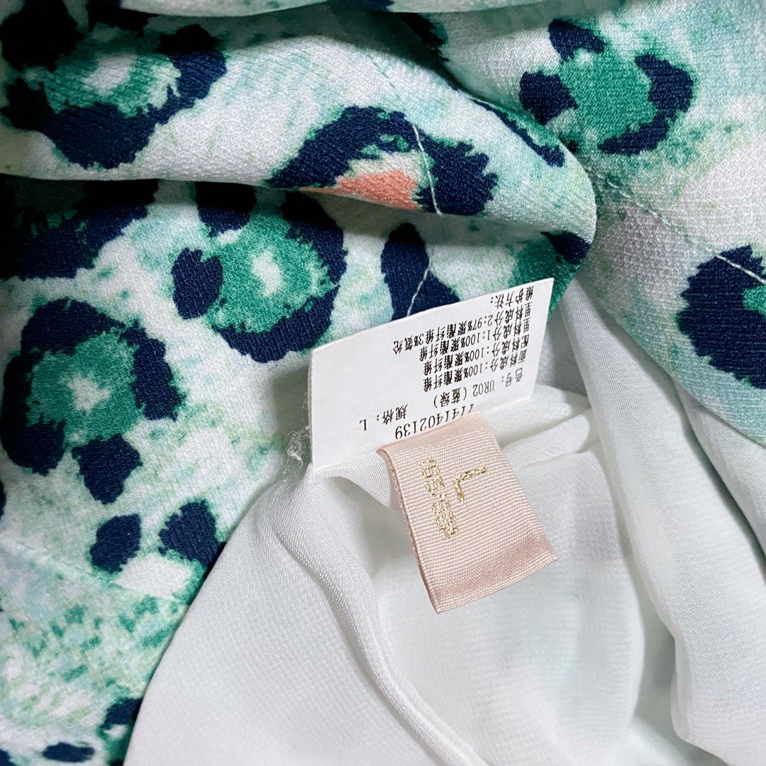 Mint Green Sleeveless Print Dress (Category: Dresses) located in Quezon City. Submitted by f_finds (Listing ID 1407218169, Image 3). Description: Mint Green Sleeveless Print Dress SIZE: L (but fits M-L) CONDITION: Excellent used, like new Laid Flat Measurements: Chest 18" Waist 14.5" Length 33.5" *side bodice zipper *inner lining.