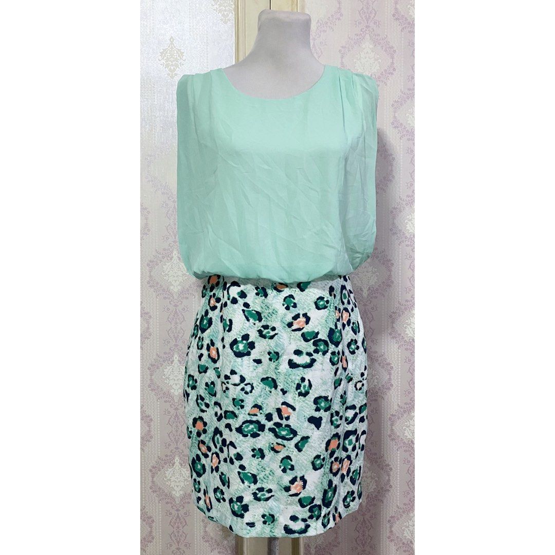 Mint Green Sleeveless Print Dress (Category: Dresses) located in Quezon City. Submitted by f_finds (Listing ID 1407218169, Image 1). Description: Mint Green Sleeveless Print Dress SIZE: L (but fits M-L) CONDITION: Excellent used, like new Laid Flat Measurements: Chest 18" Waist 14.5" Length 33.5" *side bodice zipper *inner lining.