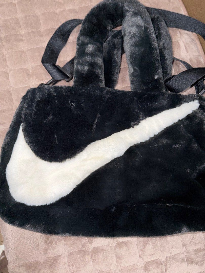 Nike Fur Tote Sport bag (Category: Tote Bags) located in Dagupan City. Submitted by trainingdoc22 (Listing ID 1407320306, Image 1). Description: Magnetic closure Medium to Large Clean inside , no bad smell Preloved from US.