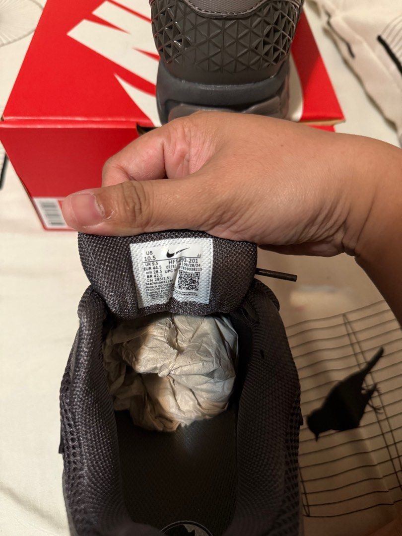 Nike Zoom Vomero 5 - Photon Dust/Chrome (Category: Sneakers) located in Manila. Submitted by gm002 (Listing ID 1407211315, Image 2). Description: - Nike Zoom Vomero 5 - Colorway: Photon Dust/Chrome - Size: US 10.5 - Features: Mesh upper with leather overlays, Zoom Air cushioning, rubber outsole - Includes original box.