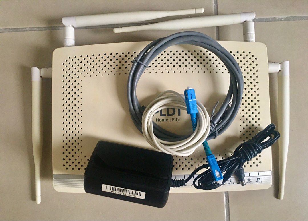 PLDT Home Fibr modem (Category: Networking) located in Makati City. Submitted by joisel (Listing ID 1407272931, Image 2). Description: - PLDT Home Fibr router - Includes power adapter and cables - Multiple LAN and USB ports - Features multiple antennas Has discolored from long storage. Not using since subscription has been cancelled..