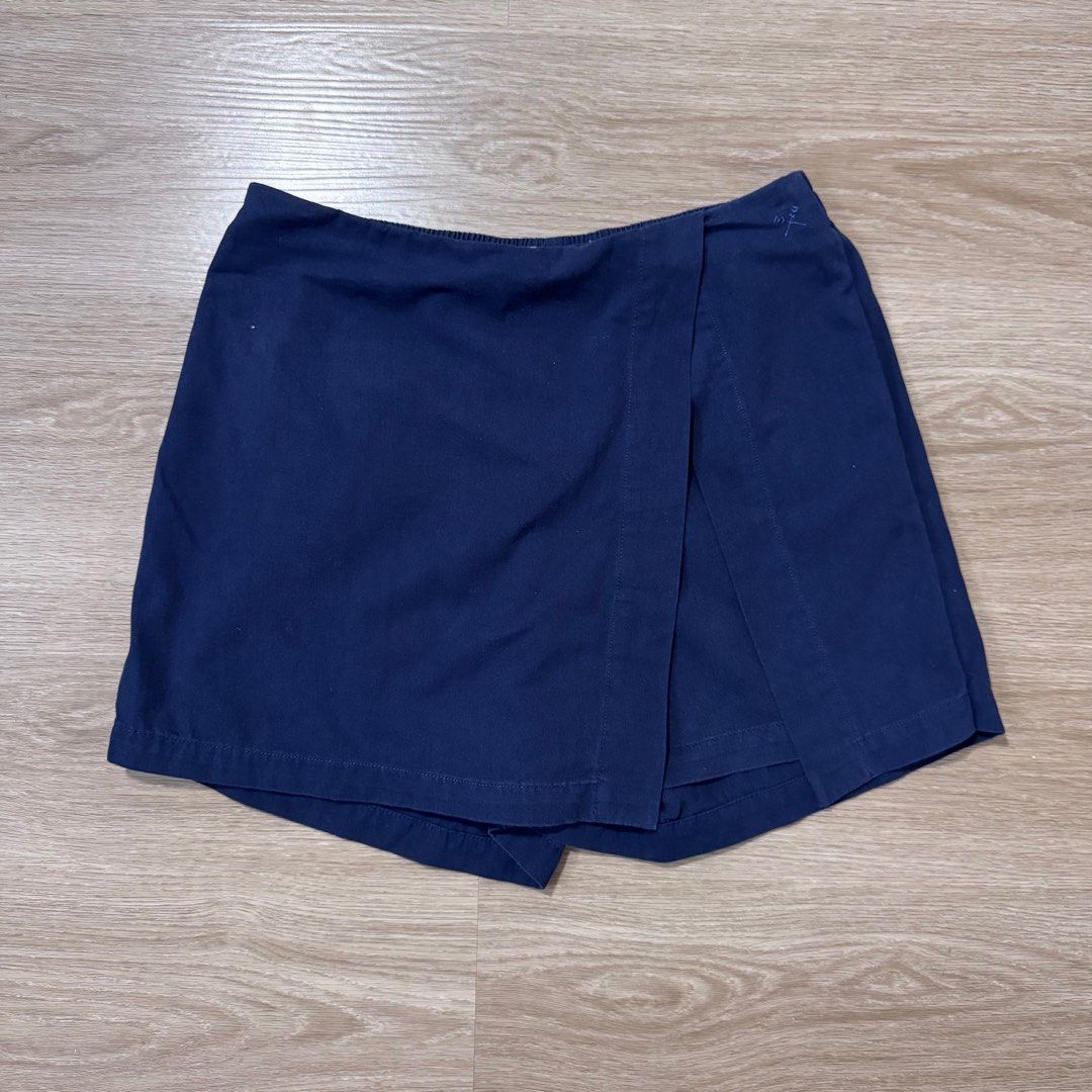 Regatta Navy Blue Skorts - Size M (Category: Shorts) located in Calamba. Submitted by happymom02 (Listing ID 1407220404, Image 1). Description: - Regatta navy blue skort - Size: M - Features an elastic waistband - Wrap-around design - Perfect for casual wear - Comfortable and stylish.