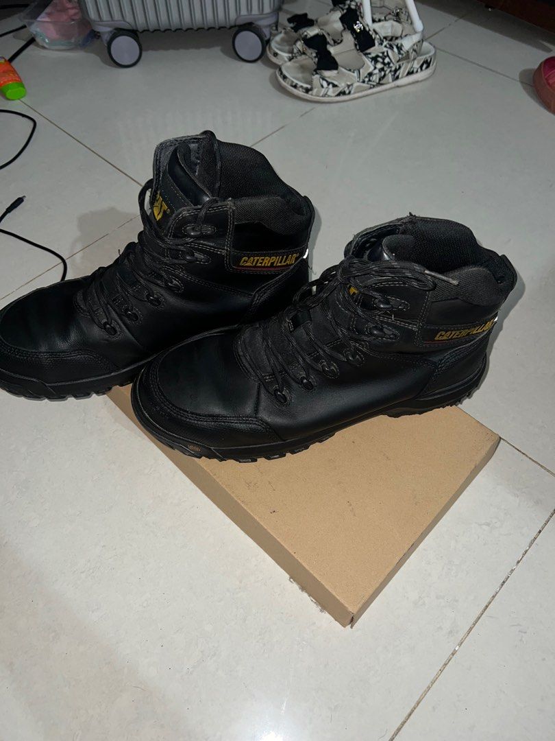 SAFETY SHOES Caterpillar Black Boots (Category: Boots) located in Imus. Submitted by shecanjoy (Listing ID 1407269627, Image 2). Description: Black Caterpillar boots used for AMT OJT used for only 2 months, sobrang good as a safety shoe kasi ilang beses ako nagulungan ng gulong ng aircon pero hindi ko naramadman 😅 graduate na sa amt. - Composite toe - Waterproof design - Lace-up closure - Sturdy sole - Caterpillar logo visible - Some sole wear.
