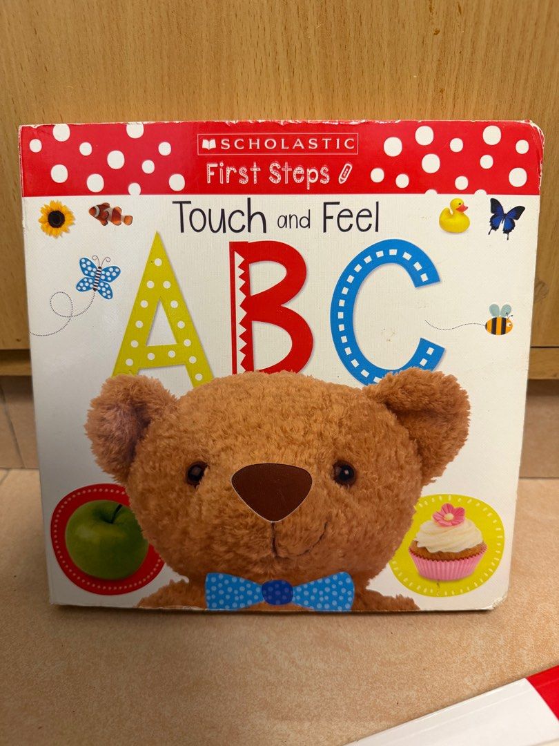 Scholastic First Steps 觸摸與感受 ABC 字母書, 興趣及遊戲, 書本 & 文具, 兒童書籍 - Carousell