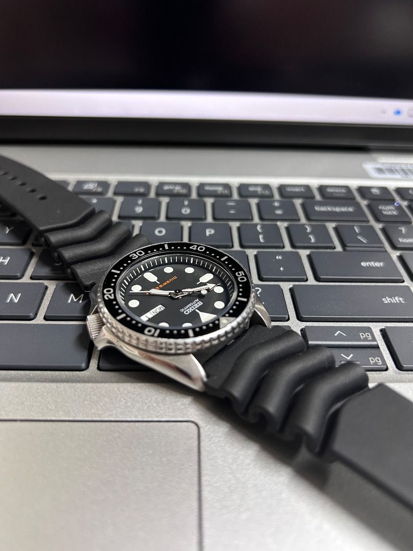 Seiko Automatic Diver's Watch (Category: Men's Watches) located in Cebu City. Submitted by ehdstuff (Listing ID 1407276569, Image 2). Description: Seiko automatic diver's watch features a black dial with luminous markers and hands. It has a rotating bezel and a black rubber strap. The watch displays the day and date. The case is stainless steel. The watch is suitable for diving..