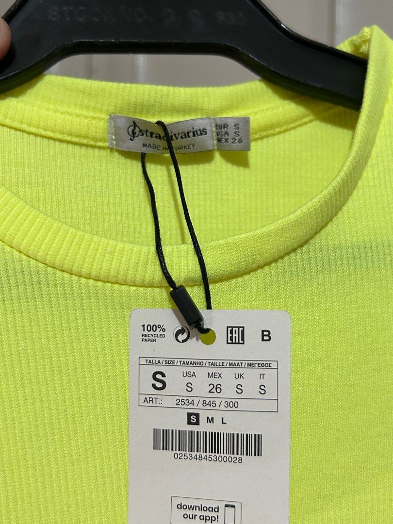 Stradivarius Neon Green Ribbed Top - Size S (Category: Sleeveless) located in Manila. Submitted by beabcn (Listing ID 1407217130, Image 2). Description: - Stradivarius top - Neon green color - Size: Small (S) - Ribbed texture - Three-quarter sleeves - Round neckline - Slightly wavy hemline - Made in Turkey.