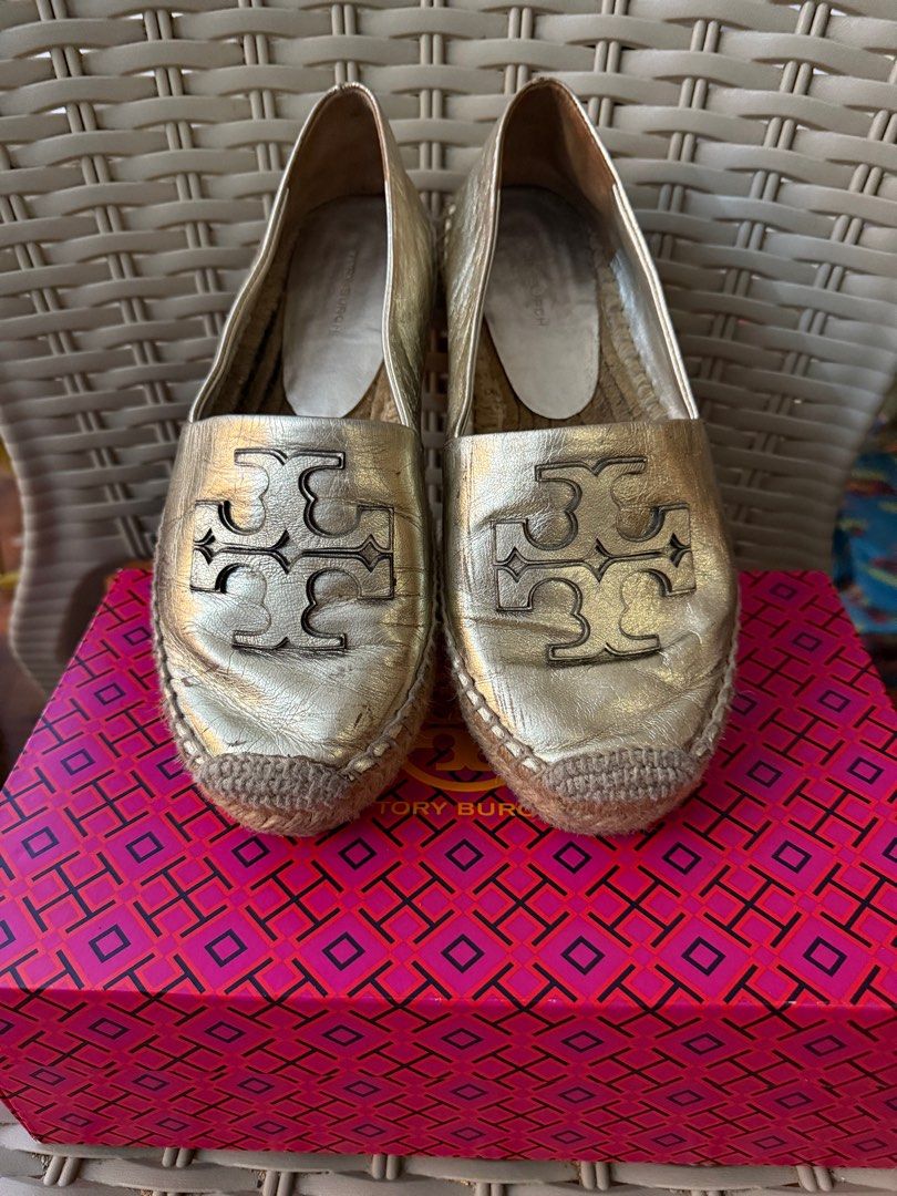 Tory Burch flats (Category: Flats & Sandals) located in Mandaluyong City. Submitted by leestingco (Listing ID 1407271733, Image 2). Description: Tory burch espadrilles and snake flats well loved by me. Two of my fave shes but not using it anymore since i barely go out. Bundle at 3,500 😱🤯😮😯😨.
