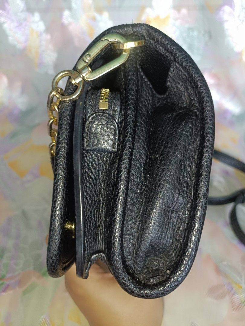 Tory Burch Leather Sling Wallet Pamigay (Category: Luxury Bags & Wallets) located in San Pedro. Submitted by elevens_online_thrift_shop (Listing ID 1407233984, Image 3). Description: Legit Tory Burch Sling Wallet Palugi: ‼️ 1,200.00 ‼️ LP: 1,400.00 Sale: 1,650.00 Price: 1,800.00 With signs of usage, replaced 1 carabineer, nadurog yung nylon na etiketa pls zoom pic.