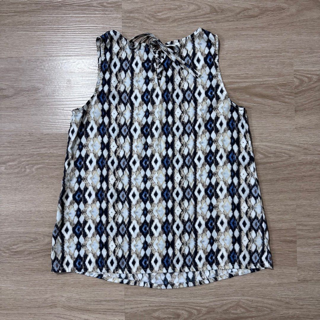 Una Rosa Geometric Print Sleeveless Top (Category: Sleeveless) located in Calamba. Submitted by happymom02 (Listing ID 1407217253, Image 2). Description: - Una Rosa sleeveless top - Unique geometric pattern - Round neckline - Tie-back detail - Size: Small - Lightweight fabric - Wash and wear - Ideal for warm weather - Colors: Blue, white, brown.
