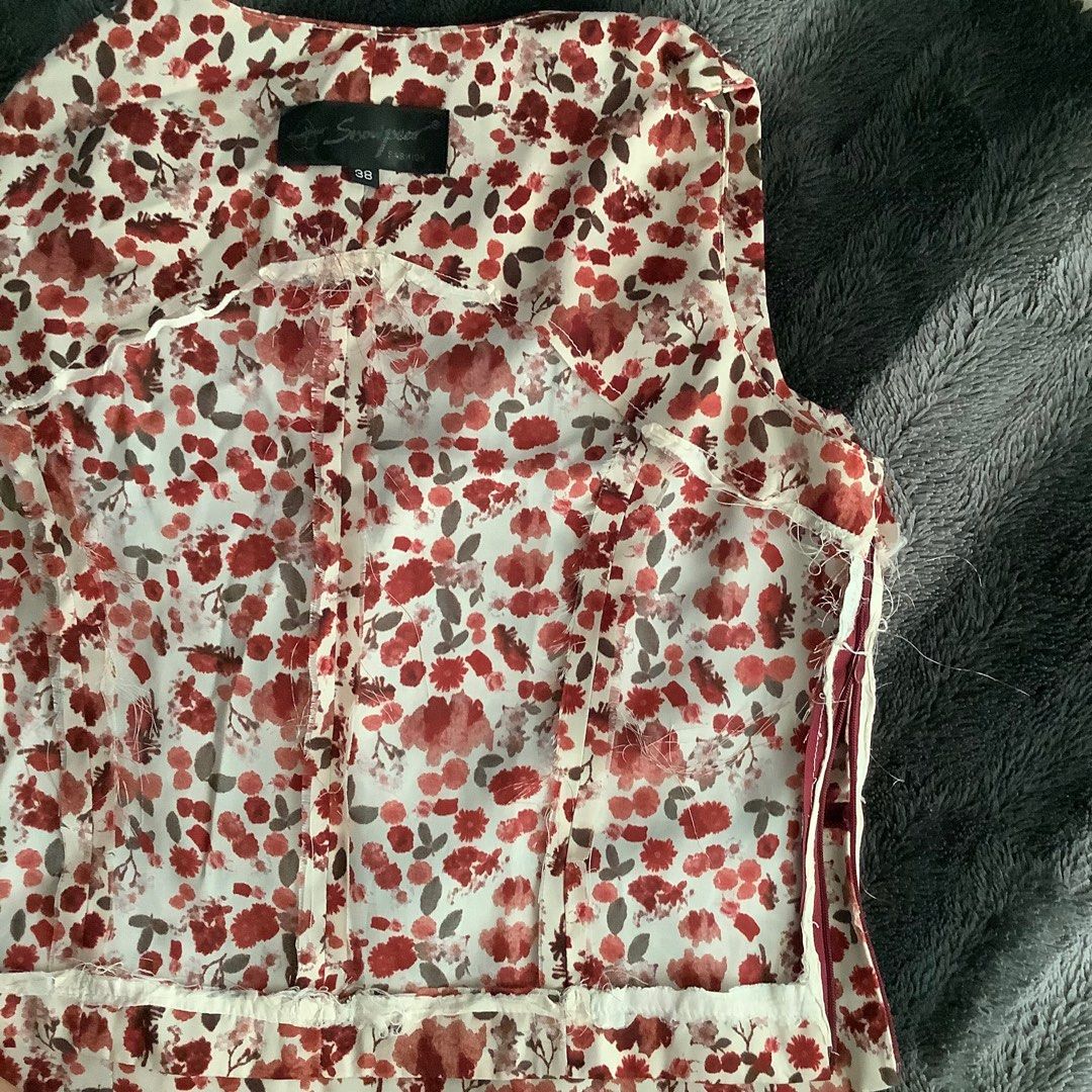 Vintage Sleeveless Floral Top (Category: Sleeveless) located in Cabanatuan. Submitted by chieezyx (Listing ID 1407242969, Image 3). Description: - side zipper working - loose threads inside.