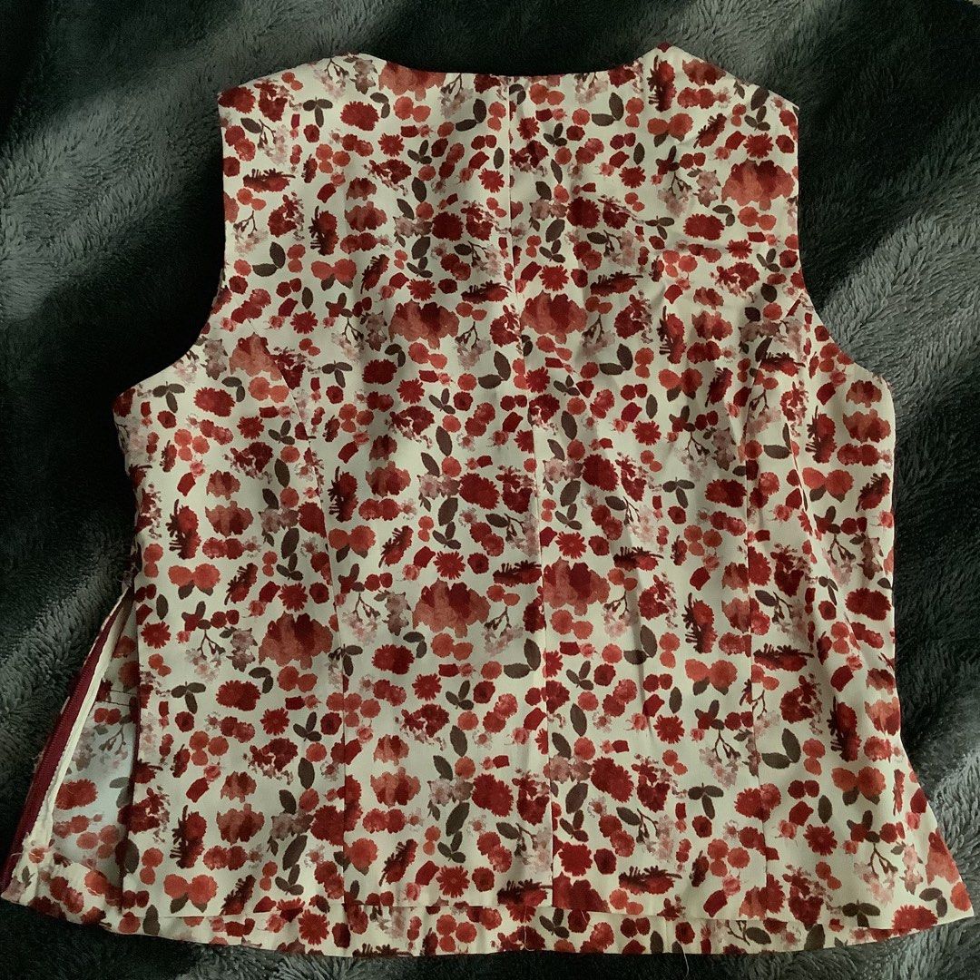 Vintage Sleeveless Floral Top (Category: Sleeveless) located in Cabanatuan. Submitted by chieezyx (Listing ID 1407242969, Image 2). Description: - side zipper working - loose threads inside.