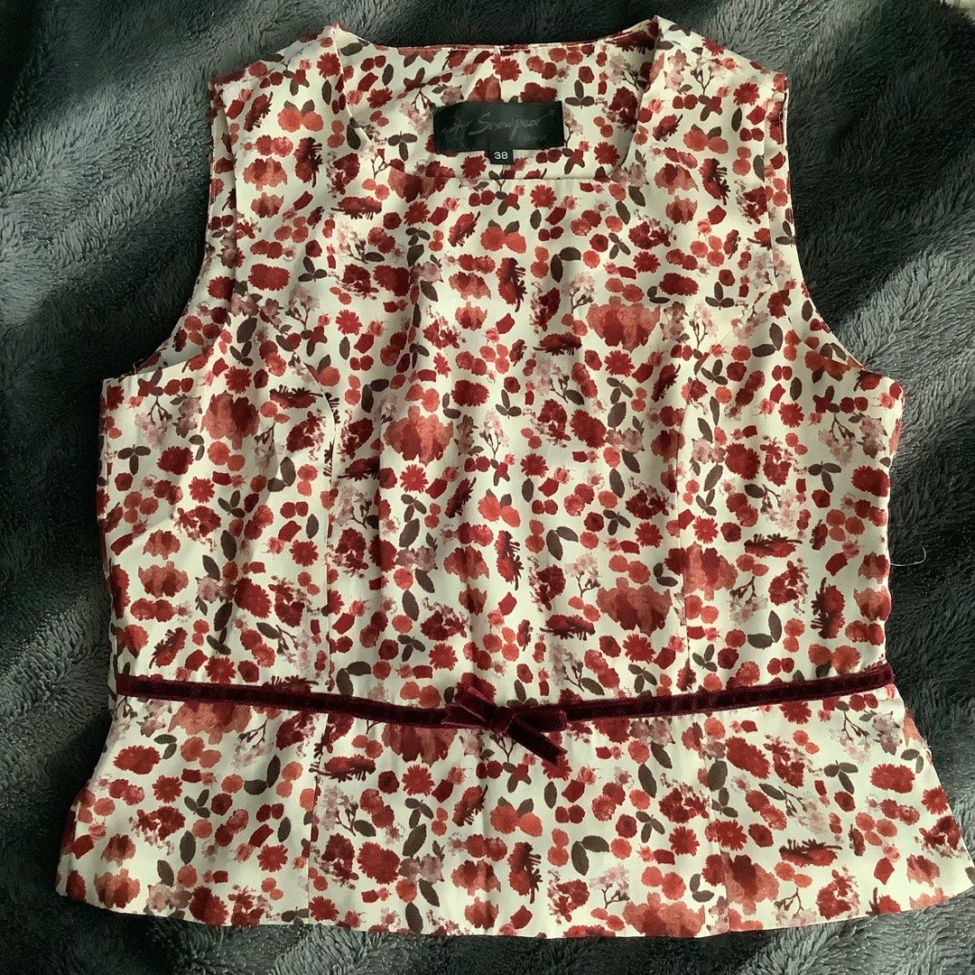 Vintage Sleeveless Floral Top (Category: Sleeveless) located in Cabanatuan. Submitted by chieezyx (Listing ID 1407242969, Image 1). Description: - side zipper working - loose threads inside.