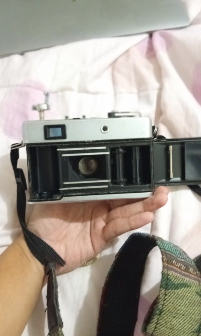Yashica Electro 35 GX (negotiable) (Category: Cameras) located in Sorsogon. Submitted by sabjayco66 (Listing ID 1407323658, Image 3). Description: Last ko nagamit to was Nov of 2022 pa. Hindi ko na nagamit since. Bought this for 5,000 slightly negotiable pa. In very good condition. Need lang siguro minor palinis sa Recto pero no fungus sa lens. Very crisp pa po yung shutter gagamitin niyo nalang talaga. Sample photos are posted too for reference.