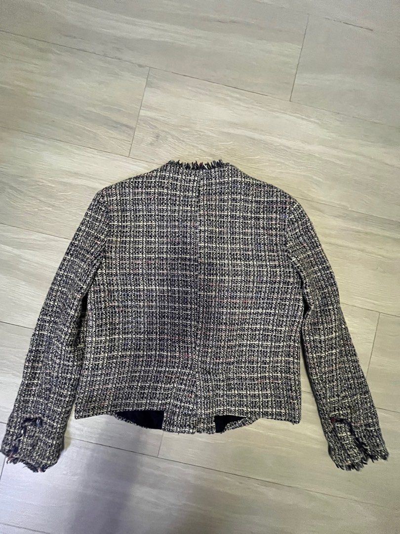Zara Basic Tweed Jacket （分類：外套及戶外衣服）位於 Hong Kong。 由 hypedrowave 提交（商品編號 1407208164，圖片 4）。簡介： Stylish tweed jacket from Zara Basic： -Features a classic design with a round neckline and two front pockets. -The jacket has a fringed trim along the edges and cuffs. -Size S 前長: 21吋半 胸闊: 17吋半。