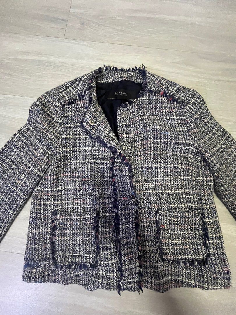 Zara Basic Tweed Jacket （分類：外套及戶外衣服）位於 Hong Kong。 由 hypedrowave 提交（商品編號 1407208164，圖片 2）。簡介： Stylish tweed jacket from Zara Basic： -Features a classic design with a round neckline and two front pockets. -The jacket has a fringed trim along the edges and cuffs. -Size S 前長: 21吋半 胸闊: 17吋半。