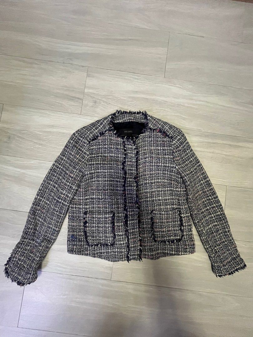 Zara Basic Tweed Jacket （分類：外套及戶外衣服）位於 Hong Kong。 由 hypedrowave 提交（商品編號 1407208164，圖片 1）。簡介： Stylish tweed jacket from Zara Basic： -Features a classic design with a round neckline and two front pockets. -The jacket has a fringed trim along the edges and cuffs. -Size S 前長: 21吋半 胸闊: 17吋半。