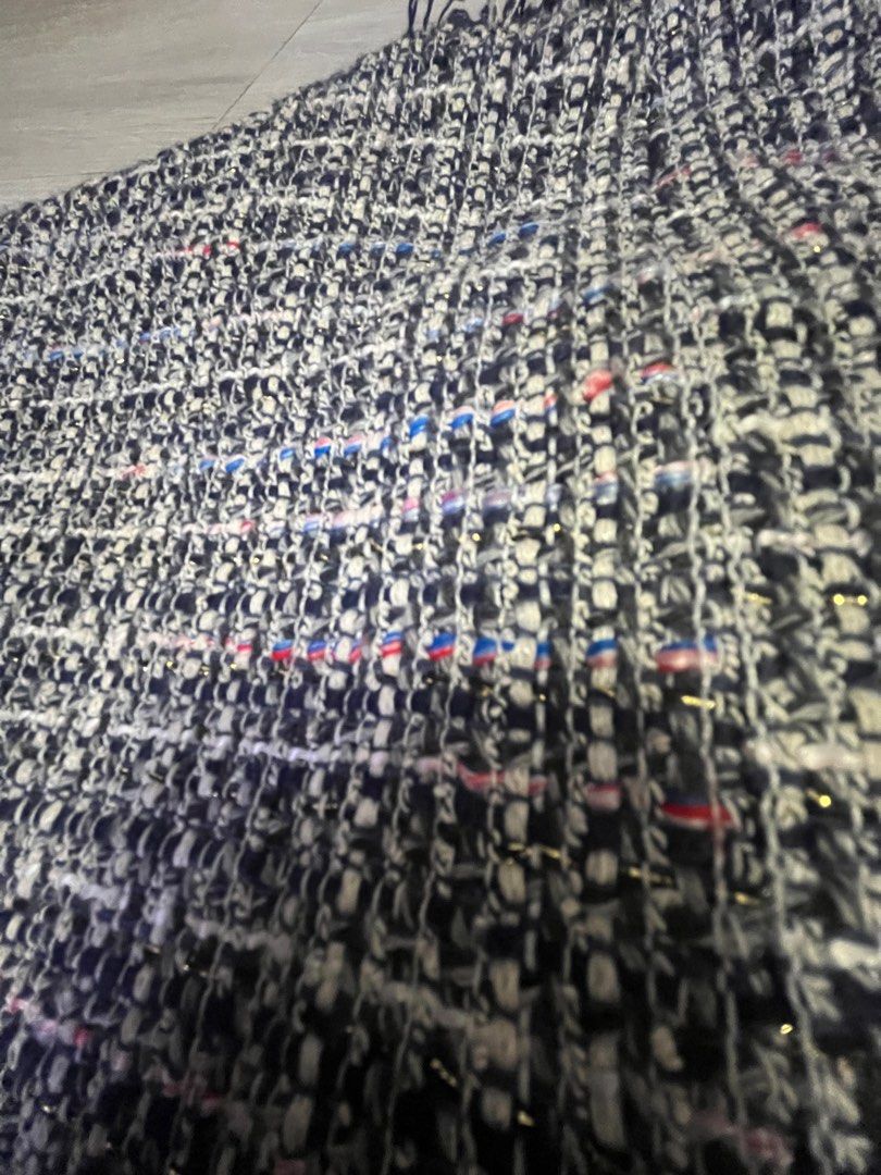 Zara Basic Tweed Jacket （分類：外套及戶外衣服）位於 Hong Kong。 由 hypedrowave 提交（商品編號 1407208164，圖片 5）。簡介： Stylish tweed jacket from Zara Basic： -Features a classic design with a round neckline and two front pockets. -The jacket has a fringed trim along the edges and cuffs. -Size S 前長: 21吋半 胸闊: 17吋半。