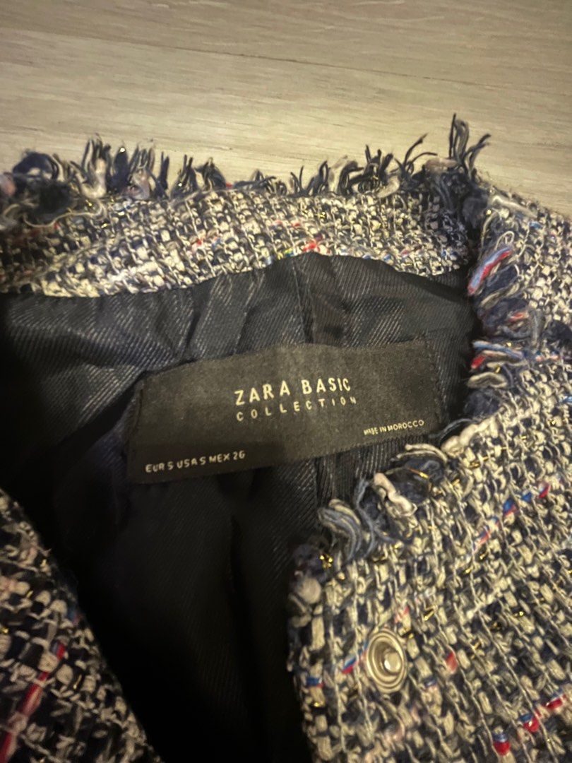 Zara Basic Tweed Jacket （分類：外套及戶外衣服）位於 Hong Kong。 由 hypedrowave 提交（商品編號 1407208164，圖片 3）。簡介： Stylish tweed jacket from Zara Basic： -Features a classic design with a round neckline and two front pockets. -The jacket has a fringed trim along the edges and cuffs. -Size S 前長: 21吋半 胸闊: 17吋半。