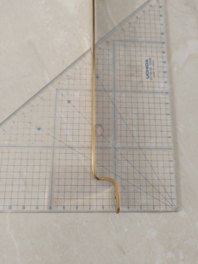 由 sakso (刊登 ID 1408897564，圖片 3) 提交，位於 台中市 (Taichung) 的 廚房掛桿約40cm+9個廚房掛勾合售 需釘鑽打孔 附膨脹螺絲 壁虎 電鍍金色烤漆 金屬活動掛勾 廚房掛鉤 廚房置物連鉤 廚具收納 單桿廚具掛鉤 掛鉤架 排鉤組 廚具置物掛架 櫻環 (類別：浴室、廚房用品配件)，說明：1條掛桿+9個掛鈎，整組重200g，不拆售。 這是一整套廚具的一部分，用來掛同系列的鍋鏟、湯勺、攪拌棒、壓泥器、量匙等料理工具用。 這套廚具從歐洲國家寄過來的，不過我不確定製造地在哪，臺灣沒賣。櫻本舖可代購整組廚具，有需要可連絡本店另外報價。 但因自家廚房牆面不能鑽孔，故出售它的掛桿和專屬掛勾。 原本有14個掛勾，產品照有拍出來，扣上去的鬆緊不一，只有第一張照片上那4個我扣的上去，其他我都推不進去，買回去你要自己想辦法安裝。2025/12/30有把5個鉤子拿去用，剩9個掛勾，不過我不確定拿走的是不是有含那4個。 掛桿全長44.5cm，扣掉左右鎖螺絲的地方，可裝掛鉤的長