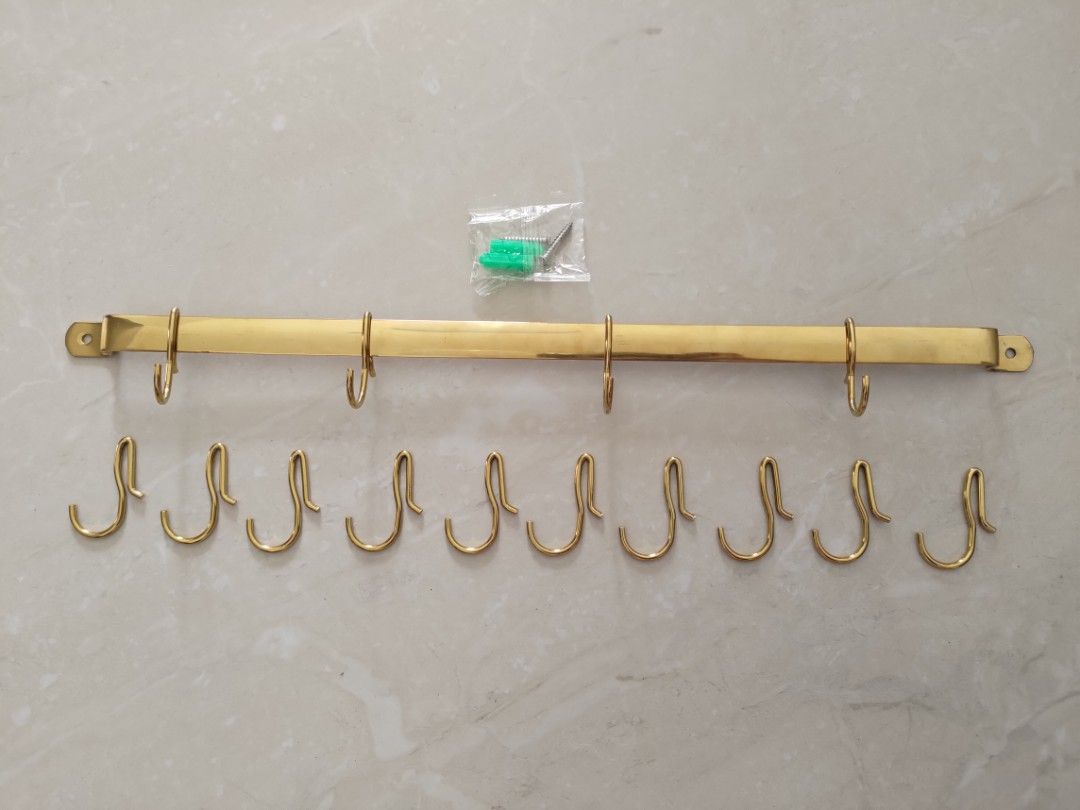 由 sakso (刊登 ID 1408897564，圖片 1) 提交，位於 台中市 (Taichung) 的 廚房掛桿約40cm+9個廚房掛勾合售 需釘鑽打孔 附膨脹螺絲 壁虎 電鍍金色烤漆 金屬活動掛勾 廚房掛鉤 廚房置物連鉤 廚具收納 單桿廚具掛鉤 掛鉤架 排鉤組 廚具置物掛架 櫻環 (類別：浴室、廚房用品配件)，說明：1條掛桿+9個掛鈎，整組重200g，不拆售。 這是一整套廚具的一部分，用來掛同系列的鍋鏟、湯勺、攪拌棒、壓泥器、量匙等料理工具用。 這套廚具從歐洲國家寄過來的，不過我不確定製造地在哪，臺灣沒賣。櫻本舖可代購整組廚具，有需要可連絡本店另外報價。 但因自家廚房牆面不能鑽孔，故出售它的掛桿和專屬掛勾。 原本有14個掛勾，產品照有拍出來，扣上去的鬆緊不一，只有第一張照片上那4個我扣的上去，其他我都推不進去，買回去你要自己想辦法安裝。2025/12/30有把5個鉤子拿去用，剩9個掛勾，不過我不確定拿走的是不是有含那4個。 掛桿全長44.5cm，扣掉左右鎖螺絲的地方，可裝掛鉤的長