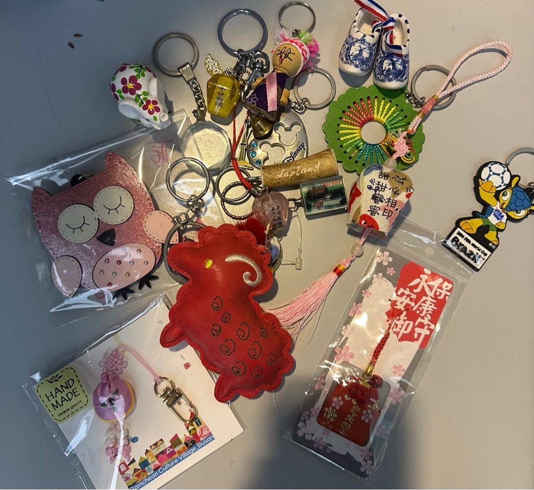 Assorted Keychains - various countries (Category: Handmade Craft) located in Singapore. Submitted by missyj0 (Listing ID 1408987355, Image 1). Description: All for $5.