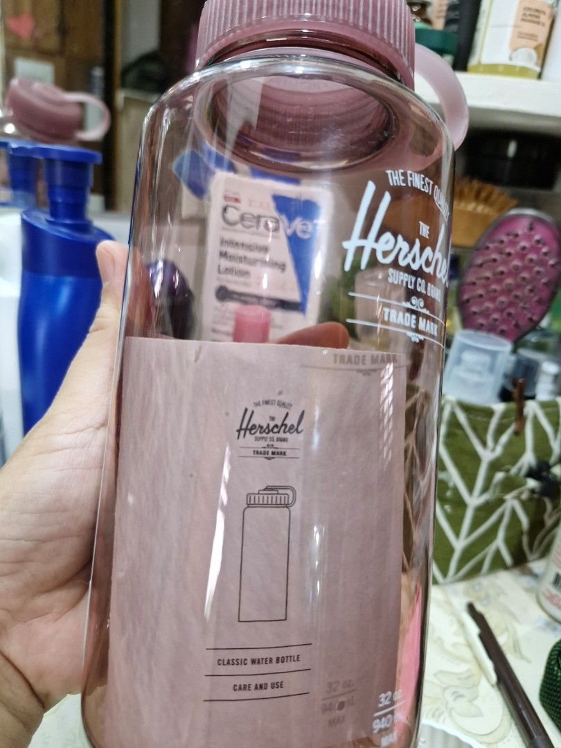 Authentic Herschel water tumbler botlle (Category: Water Bottles & Tumblers) located in Muntinlupa City. Submitted by kmrod (Listing ID 1408890725, Image 3). Description: authentic from Canada all details in photos .