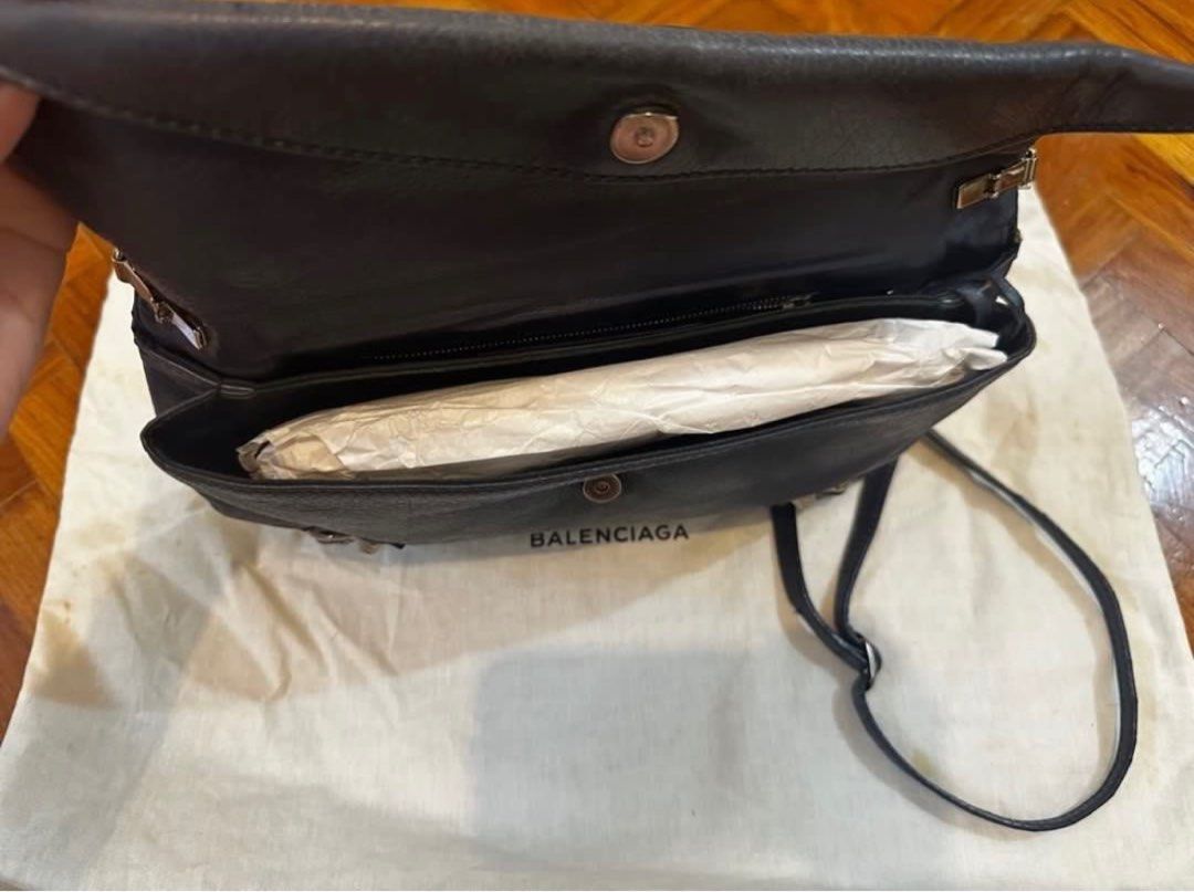 Baleciaga blue leather giant 21 original (Category: Luxury Bags & Wallets) located in Quezon City. Submitted by classythreads (Listing ID 1409019036, Image 3). Description: .