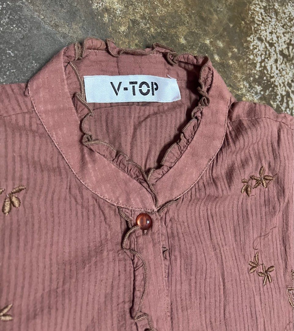 Blouse (Category: Blouses) located in Alor Setar. Submitted by tz_aroid (Listing ID 1408922216, Image 3). Description: Blouse Shirt P20 L27 Inch condition 9/10 Colour : soft brown Brand : v top 📌ada span di bahu 📌sulam bunga dan manik 🎯untuk detail pic or video boleh dm 👍 🎯cod or self pickup blh dm 🎯price can negotiable 🎯combo get best price 💯 🎯FOLLOW & LIKE JIKA BERMINAT .