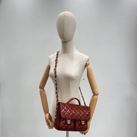 Chanel Flap crossbody bag (Category: Luxury Bags & Wallets) located in Bulacan. Submitted by knklittlecloset (Listing ID 1408887113, Image 2). Description: Chanel Flap Crossbody bag With microchip Check pictures for details Self-authentication No entrupy included hence low price.